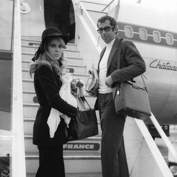 L'actrice amÃ©ricaine Jane Fonda son bÃ©bÃ© Vanessa Vadim et son mari le cinÃ©aste Roger Vadim en 1968 en France .