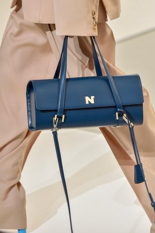 В той же первой коллекции для Nina Ricci Рушеми и Лиси представили сумку с безусловным потенциалом itbag —...
