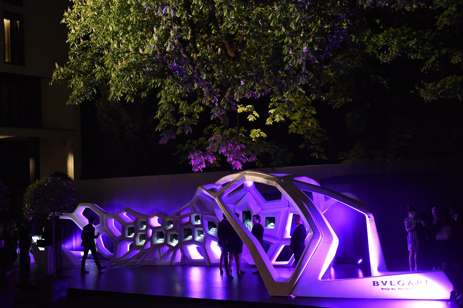 Инсталляция Захи Хадид в виде силуэта Serpenti на выставке Design Week 2015
