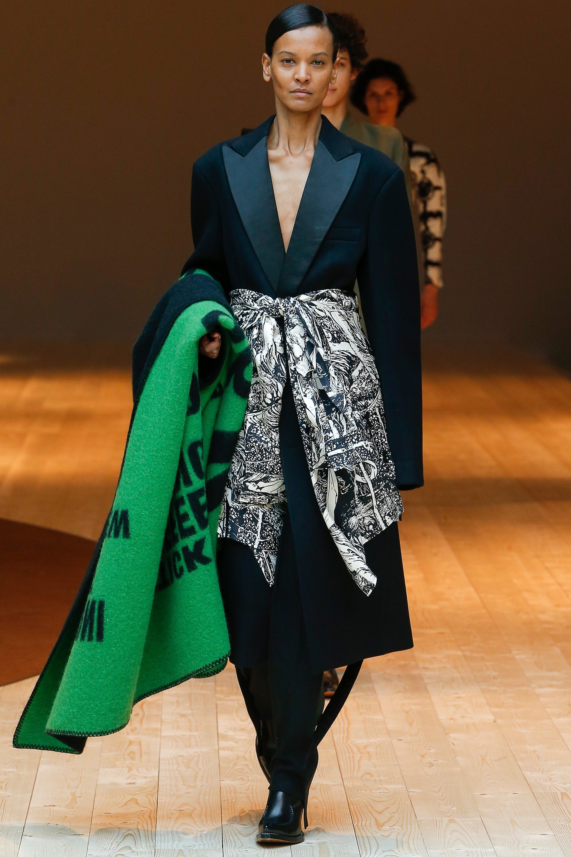 Гигантские шарфы как на шоу Cline осеньзима 2017 — самый модный аксессуар текущей  зимы