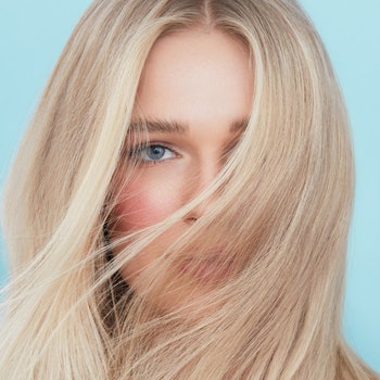 Красьте волосы в розовый — прямо как Симона Куст героиня майской обложки Vogue Россия