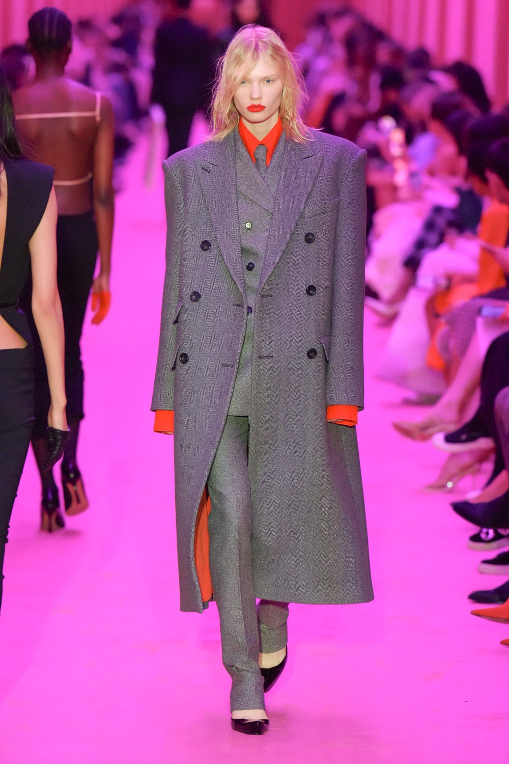 Серое пальто — тренд миланской Недели моды