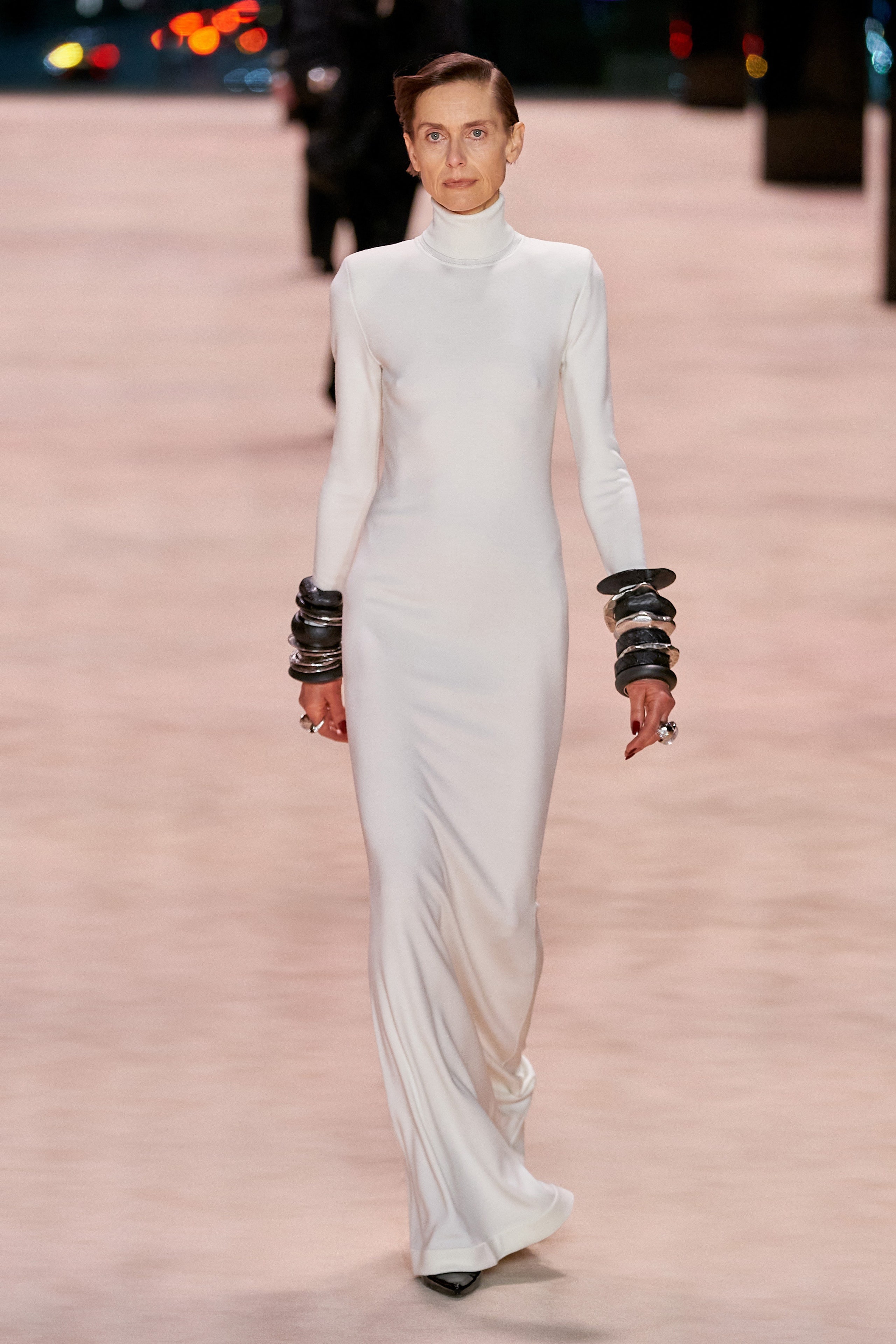 Платье минималистичного силуэта с высоким воротником и длинным рукавом — 10 похожих вариантов как у Saint Laurent