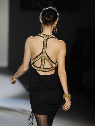 Никакой романтичной истории за этим платьем Moschino которое бывший креативный директор марки Росселла Ярдини...