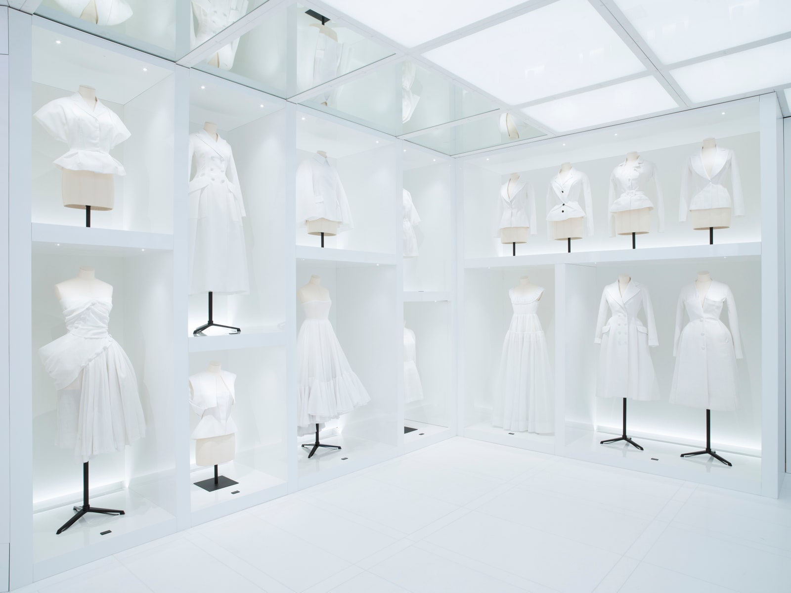 Галерея в бутике Dior на авеню Монтень в Париже