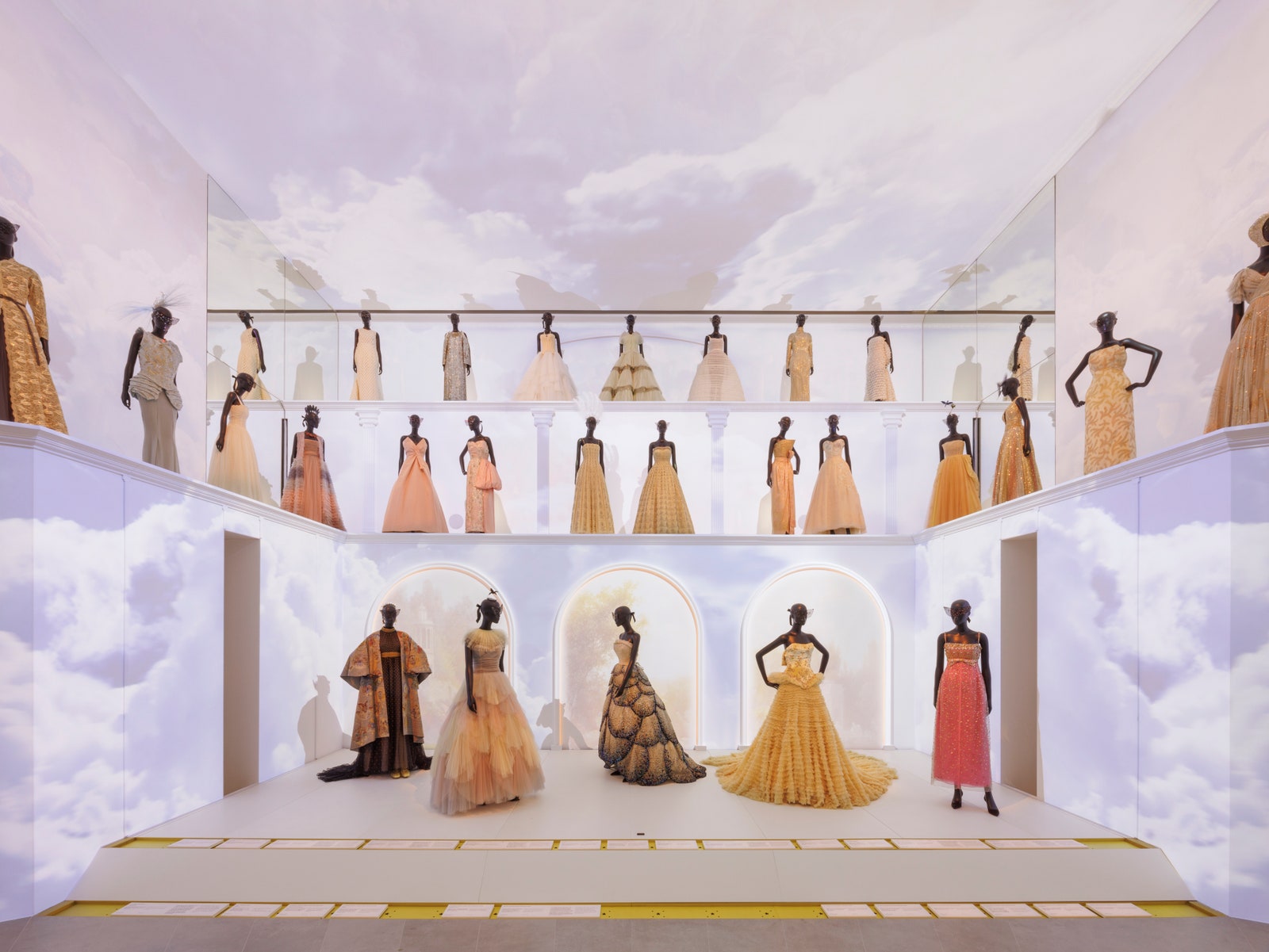 Галерея в бутике Dior на авеню Монтень в Париже